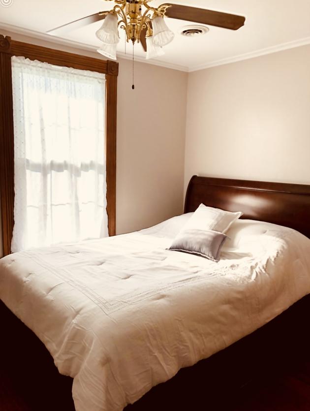 Bootsie's B&B, Room 4, "Ginny", Queen bed, sleeps 2