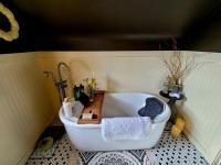 Soaker tub, newly updated, romantic, relaxing, salts, bubbles