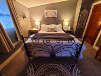 Queen bed, delightful, private, serene, quiet, meticulous, romantic